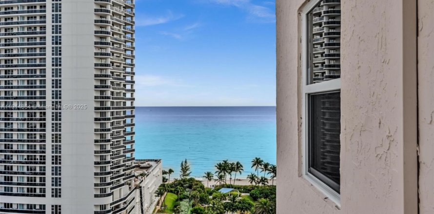 Condo in Hallandale Beach, Florida, 2 bedrooms  № 1971295