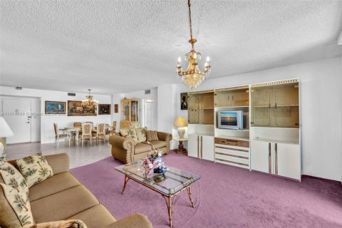 Condo in Hallandale Beach, Florida, 2 bedrooms  № 1971295 - photo 9