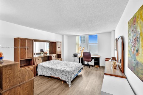 Condo in Hallandale Beach, Florida, 2 bedrooms  № 1971295 - photo 30