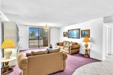 Condo in Hallandale Beach, Florida, 2 bedrooms  № 1971295 - photo 7