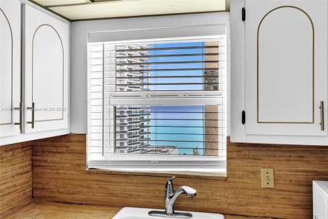 Condo in Hallandale Beach, Florida, 2 bedrooms  № 1971295 - photo 29