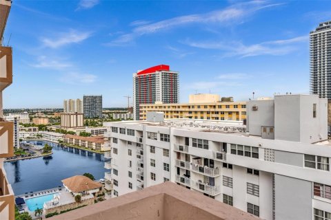 Condo in Hallandale Beach, Florida, 2 bedrooms  № 1971295 - photo 26