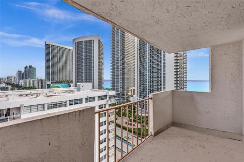 Condo in Hallandale Beach, Florida, 2 bedrooms  № 1971295 - photo 24