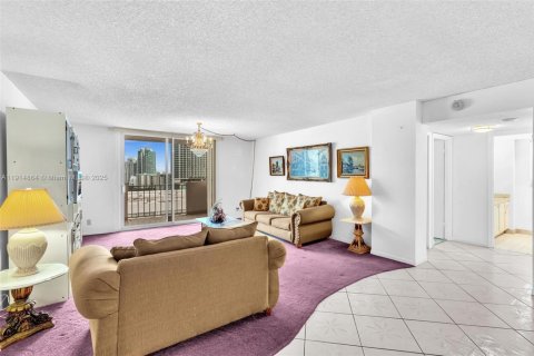 Condo in Hallandale Beach, Florida, 2 bedrooms  № 1971295 - photo 12