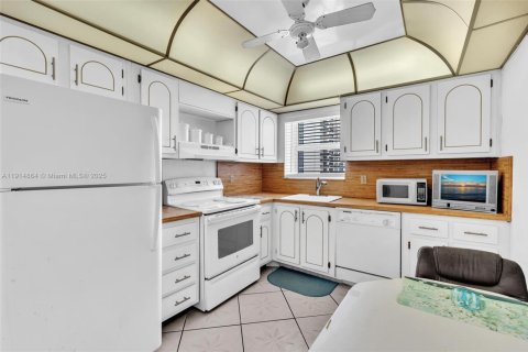 Condo in Hallandale Beach, Florida, 2 bedrooms  № 1971295 - photo 22