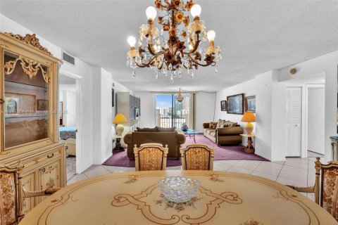 Condo in Hallandale Beach, Florida, 2 bedrooms  № 1971295 - photo 17