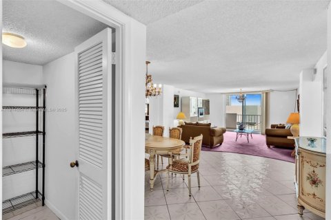Condo in Hallandale Beach, Florida, 2 bedrooms  № 1971295 - photo 5