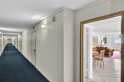 Condo in Hallandale Beach, Florida, 2 bedrooms  № 1971295 - photo 3