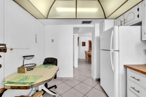 Condo in Hallandale Beach, Florida, 2 bedrooms  № 1971295 - photo 21