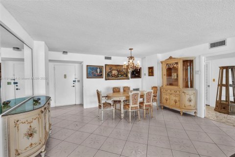 Condo in Hallandale Beach, Florida, 2 bedrooms  № 1971295 - photo 19