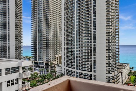 Condo in Hallandale Beach, Florida, 2 bedrooms  № 1971295 - photo 2