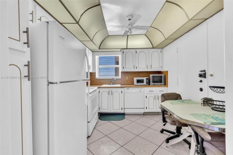 Condo in Hallandale Beach, Florida, 2 bedrooms  № 1971295 - photo 20