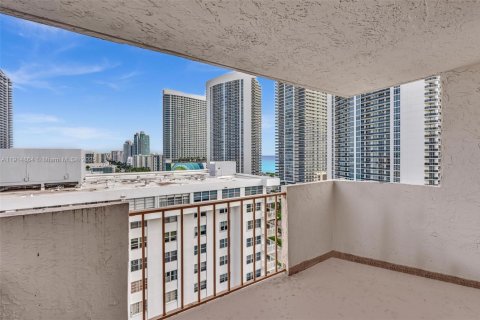 Condo in Hallandale Beach, Florida, 2 bedrooms  № 1971295 - photo 27
