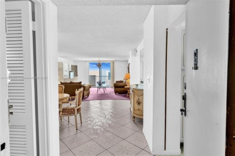 Condo in Hallandale Beach, Florida, 2 bedrooms  № 1971295 - photo 4