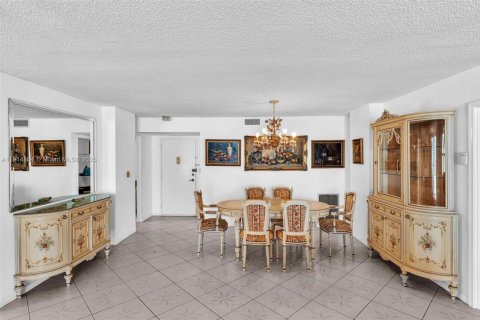 Condo in Hallandale Beach, Florida, 2 bedrooms  № 1971295 - photo 16