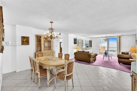Condo in Hallandale Beach, Florida, 2 bedrooms  № 1971295 - photo 13