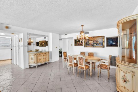 Condo in Hallandale Beach, Florida, 2 bedrooms  № 1971295 - photo 15