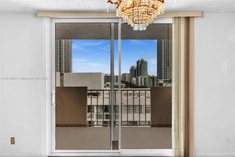 Condo in Hallandale Beach, Florida, 2 bedrooms  № 1971295 - photo 23