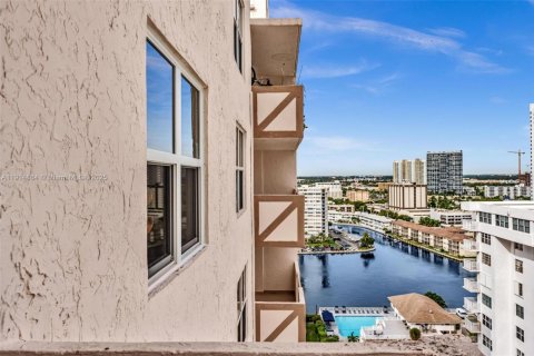 Condo in Hallandale Beach, Florida, 2 bedrooms  № 1971295 - photo 25