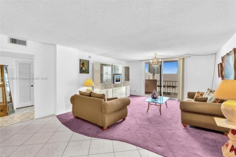 Condo in Hallandale Beach, Florida, 2 bedrooms  № 1971295 - photo 10