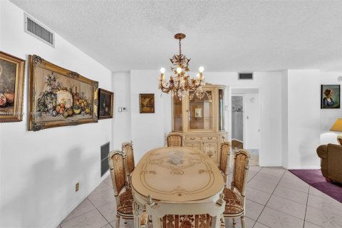 Condo in Hallandale Beach, Florida, 2 bedrooms  № 1971295 - photo 18