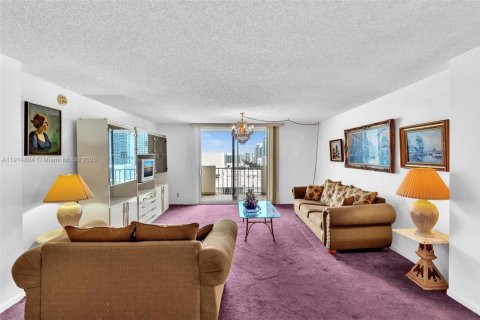 Condo in Hallandale Beach, Florida, 2 bedrooms  № 1971295 - photo 6