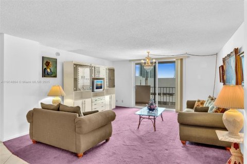 Condo in Hallandale Beach, Florida, 2 bedrooms  № 1971295 - photo 11