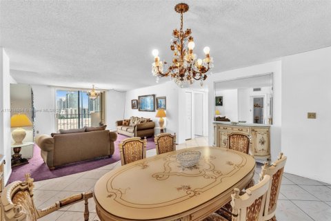 Condo in Hallandale Beach, Florida, 2 bedrooms  № 1971295 - photo 14