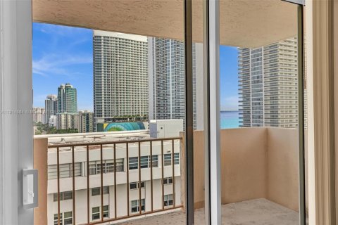 Condo in Hallandale Beach, Florida, 2 bedrooms  № 1971295 - photo 28