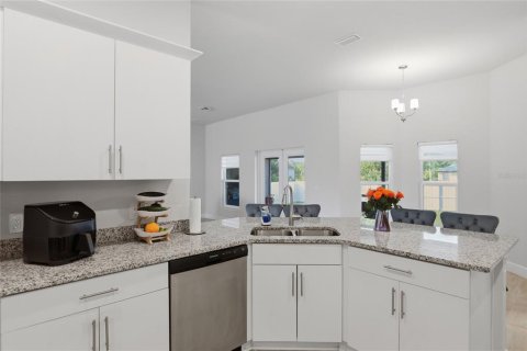 House in Port Charlotte, Florida 4 bedrooms, 210.42 sq.m. № 2112435 - photo 6