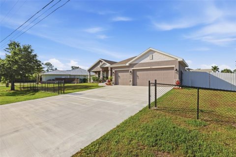 House in Port Charlotte, Florida 4 bedrooms, 210.42 sq.m. № 2112435 - photo 2