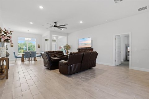 House in Port Charlotte, Florida 4 bedrooms, 210.42 sq.m. № 2112435 - photo 13
