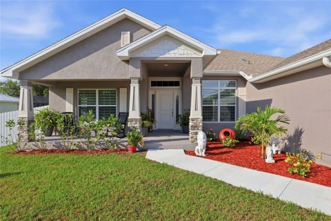 House in Port Charlotte, Florida 4 bedrooms, 210.42 sq.m. № 2112435 - photo 4