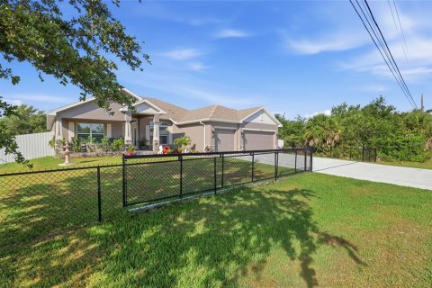 House in Port Charlotte, Florida 4 bedrooms, 210.42 sq.m. № 2112435 - photo 3