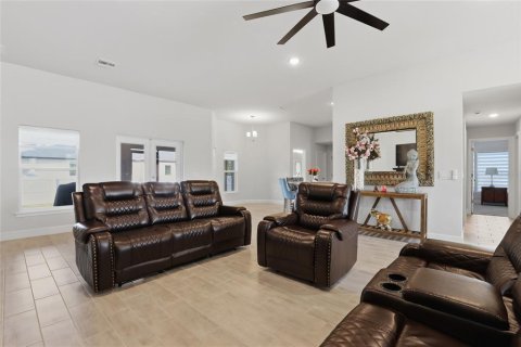 House in Port Charlotte, Florida 4 bedrooms, 210.42 sq.m. № 2112435 - photo 11
