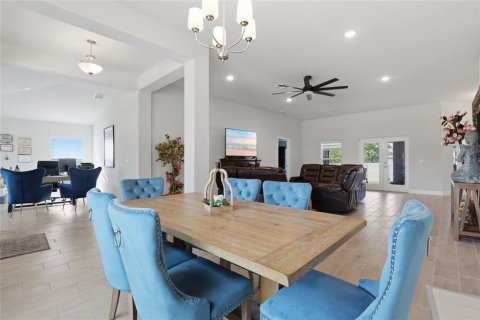House in Port Charlotte, Florida 4 bedrooms, 210.42 sq.m. № 2112435 - photo 9