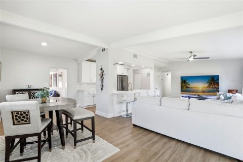 House in Orlando, Florida 3 bedrooms, 151.71 sq.m. № 2230315 - photo 7