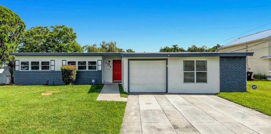 House in Orlando, Florida 3 bedrooms, 151.71 sq.m. № 2230315