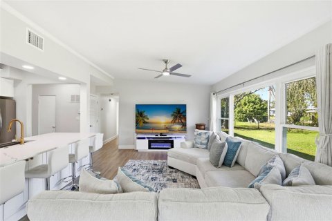 House in Orlando, Florida 3 bedrooms, 151.71 sq.m. № 2230315 - photo 6