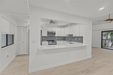 Купить кондоминиум в Сарасота, Флорида 7 комнат, 120.87м2, № 2216896 - фото 4