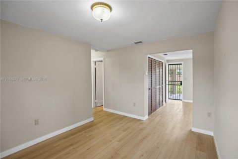 Villa ou maison à vendre à Miami, Floride: 4 chambres, 120.03 m2 № 2076566 - photo 6