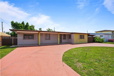 Villa ou maison à vendre à Miami, Floride: 4 chambres, 120.03 m2 № 2076566 - photo 2