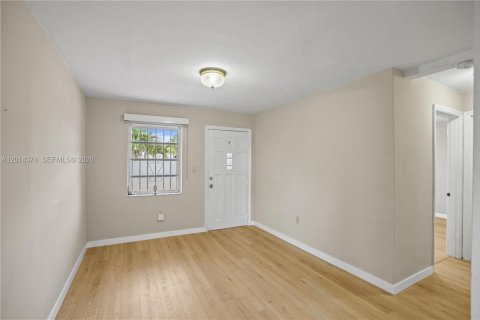 Villa ou maison à vendre à Miami, Floride: 4 chambres, 120.03 m2 № 2076566 - photo 4