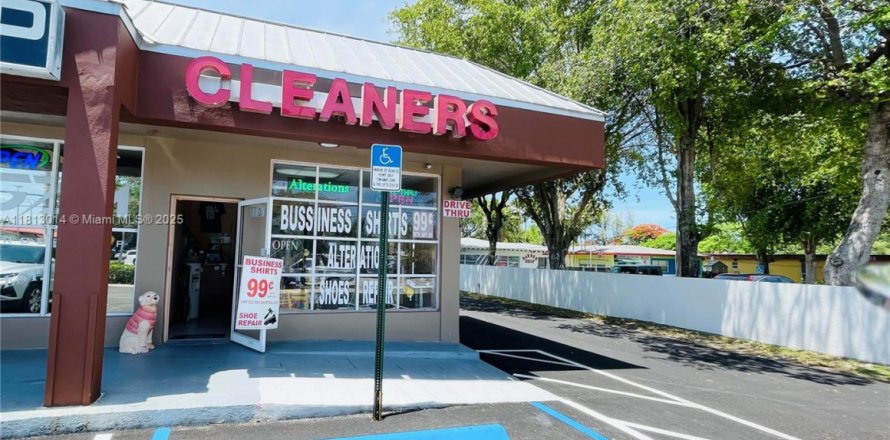 Commercial property in Cutler Bay, Florida № 1977508