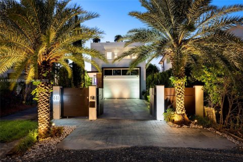 House in Miami Beach, Florida 5 bedrooms, 448.44 sq.m. № 1708640 - photo 9