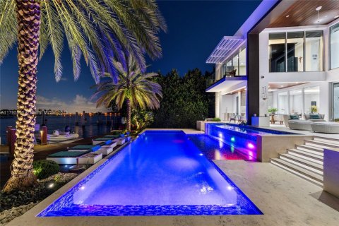 House in Miami Beach, Florida 5 bedrooms, 448.44 sq.m. № 1708640 - photo 6
