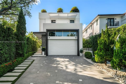 House in Miami Beach, Florida 5 bedrooms, 448.44 sq.m. № 1708640 - photo 11