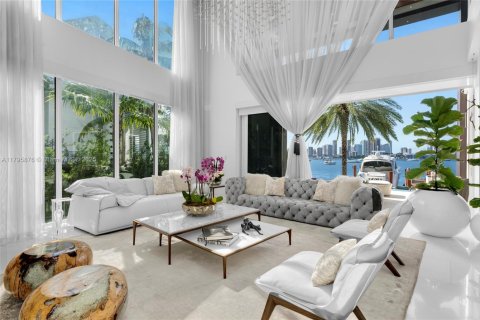 House in Miami Beach, Florida 5 bedrooms, 448.44 sq.m. № 1708640 - photo 23