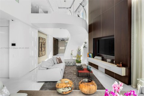 House in Miami Beach, Florida 5 bedrooms, 448.44 sq.m. № 1708640 - photo 25