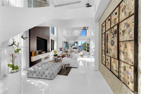 House in Miami Beach, Florida 5 bedrooms, 448.44 sq.m. № 1708640 - photo 18